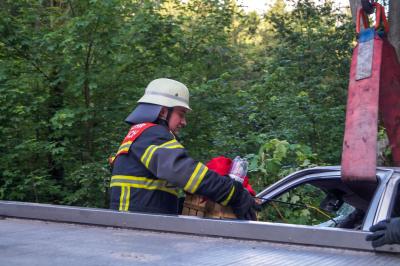 Grosserlach: Ford Fiesta kommt von der Fahrbahn ab und prallt gegen Baum - Fahrer wird schwer verletzt